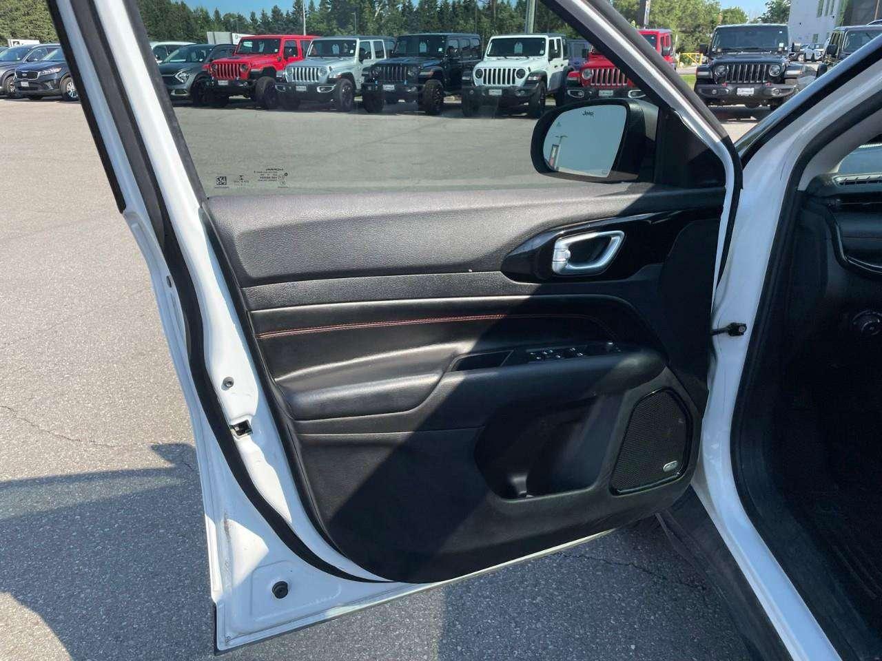 2022 Jeep Compass CLEAN CARFAX   OPEN 'N GO LIFTGATE   RMT START Photo