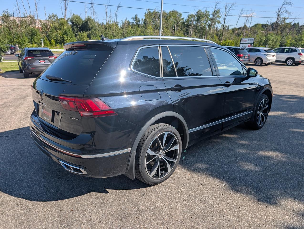 2022 Volkswagen Tiguan Highline R-LINE 4dr All-wheel Drive 4MOTION Photo4