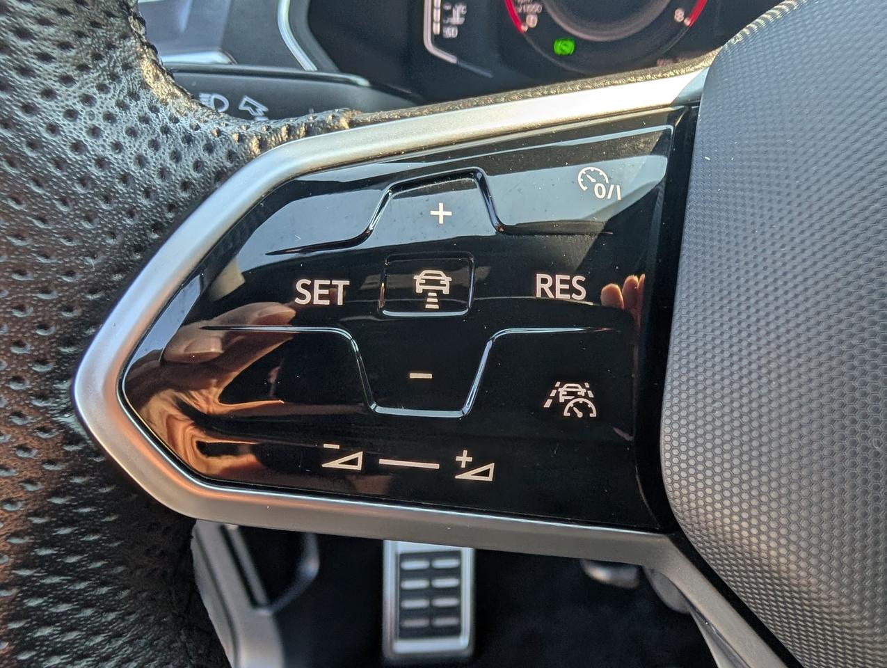 2022 Volkswagen Tiguan Highline R-LINE 4dr All-wheel Drive 4MOTION Photo