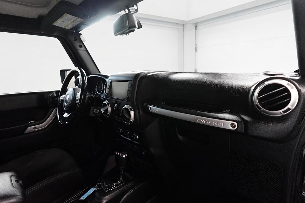 2017 Jeep Wrangler 4WD SAHARA UNLIMITED,ONE OWNER,ALL SERVICE RECORDS Photo
