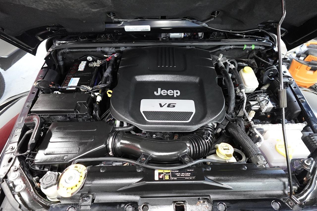 2017 Jeep Wrangler 4WD SAHARA UNLIMITED,ONE OWNER,ALL SERVICE RECORDS Photo