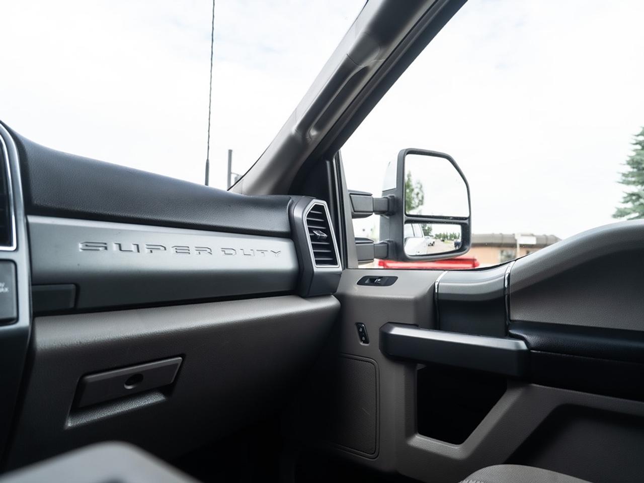 2022 Ford SUPER DUTY F-350 SRW XLT 4WD Crew Cab 8' Box DEAL PENDING Photo32