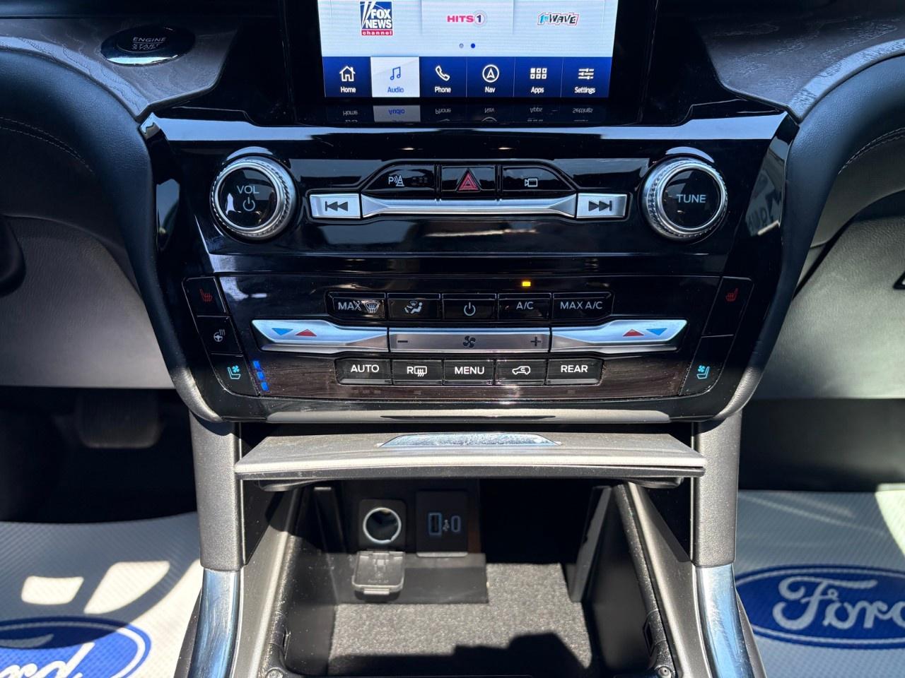 2023 Ford Explorer Platinum 4WD Photo