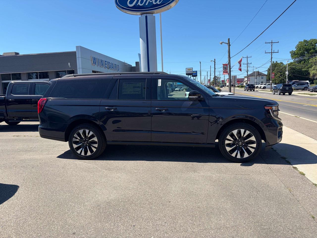 2027 Ford Expedition Platinum Max 4X4 30th Anniversary Edition Photo2
