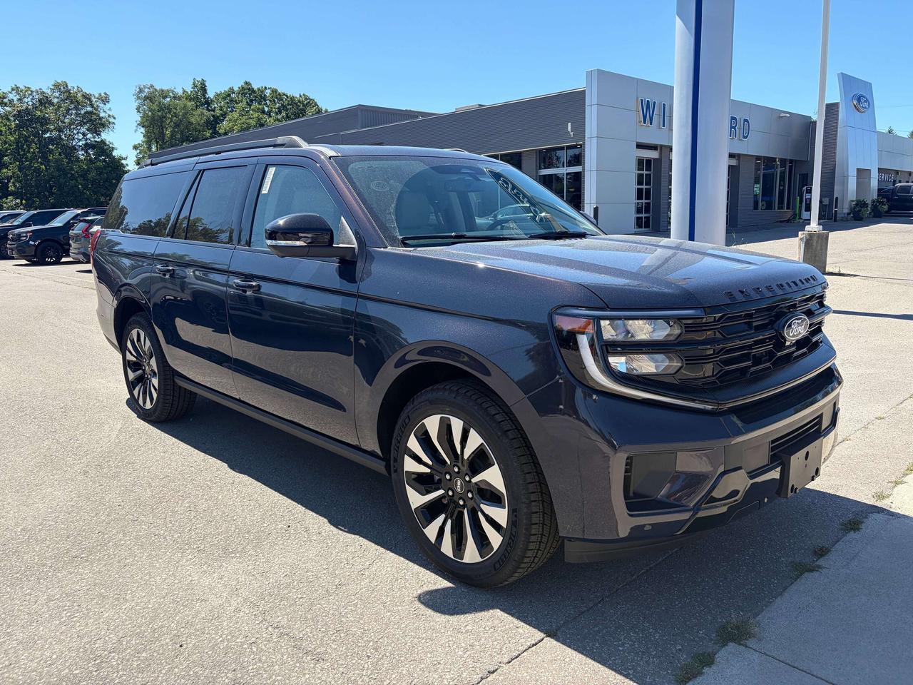 2027 Ford Expedition Platinum Max 4X4 30th Anniversary Edition Photo1