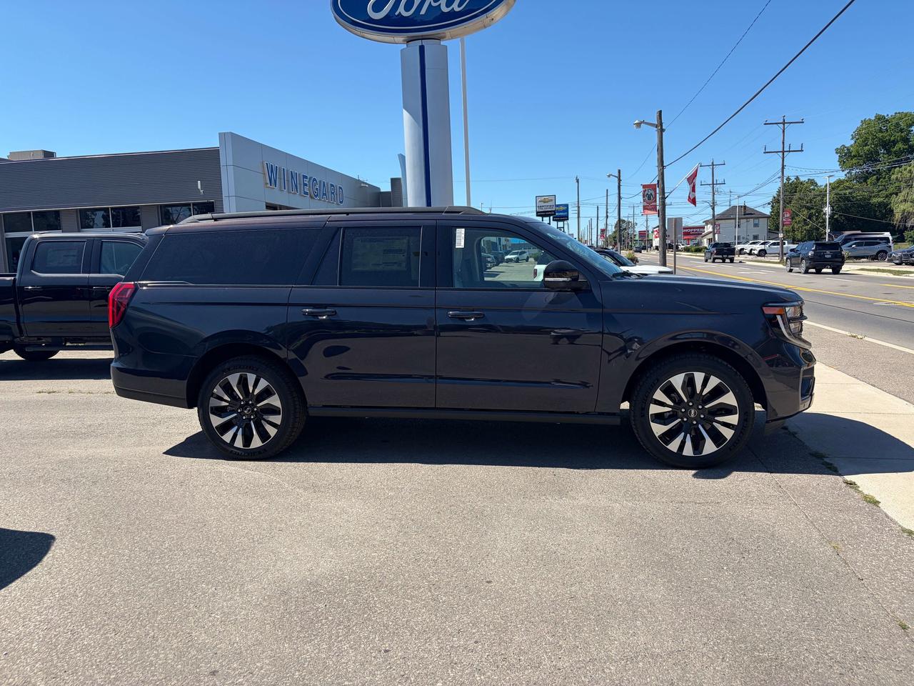 2027 Ford Expedition Platinum Max 4X4 30th Anniversary Edition Photo2