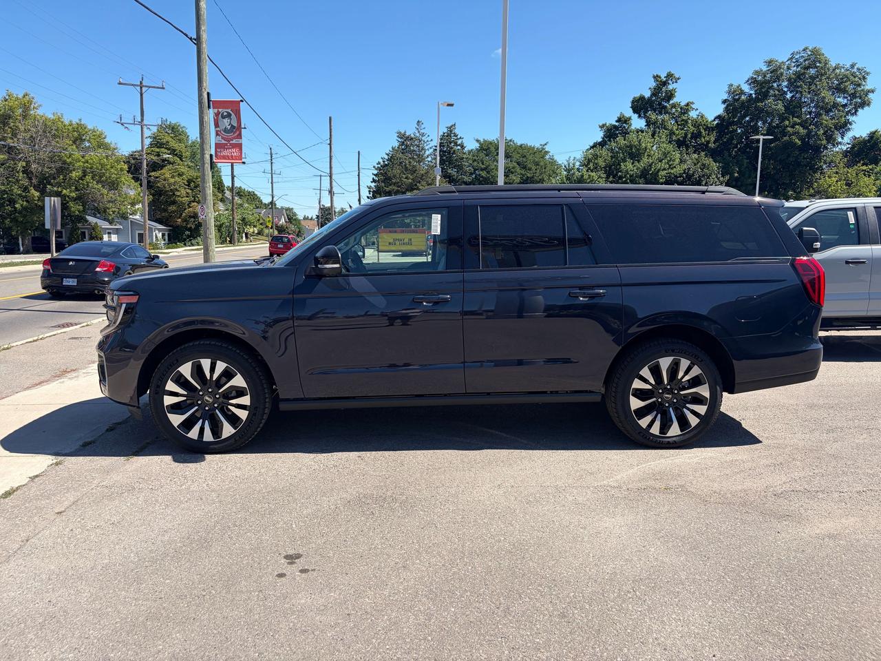 2027 Ford Expedition Platinum Max 4X4 30th Anniversary Edition Photo