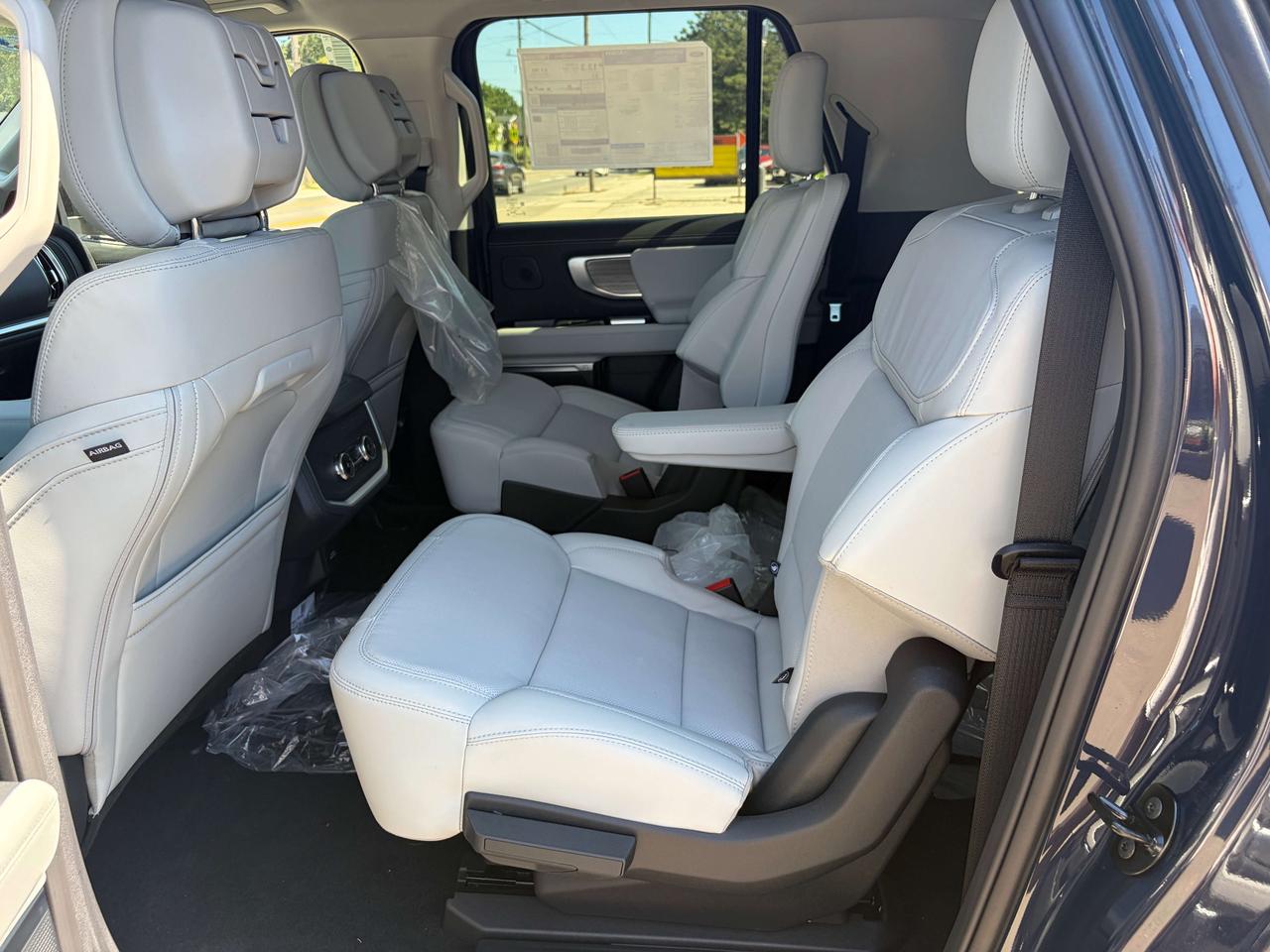 2027 Ford Expedition Platinum Max 4X4 30th Anniversary Edition Photo