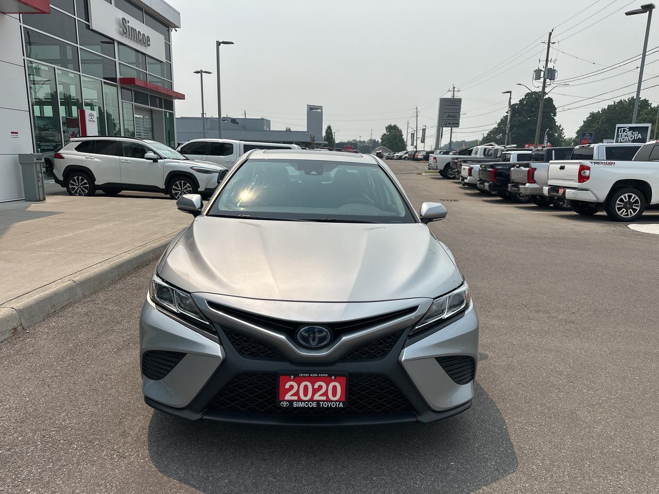 2020 Toyota Camry HYBRID SE Photo