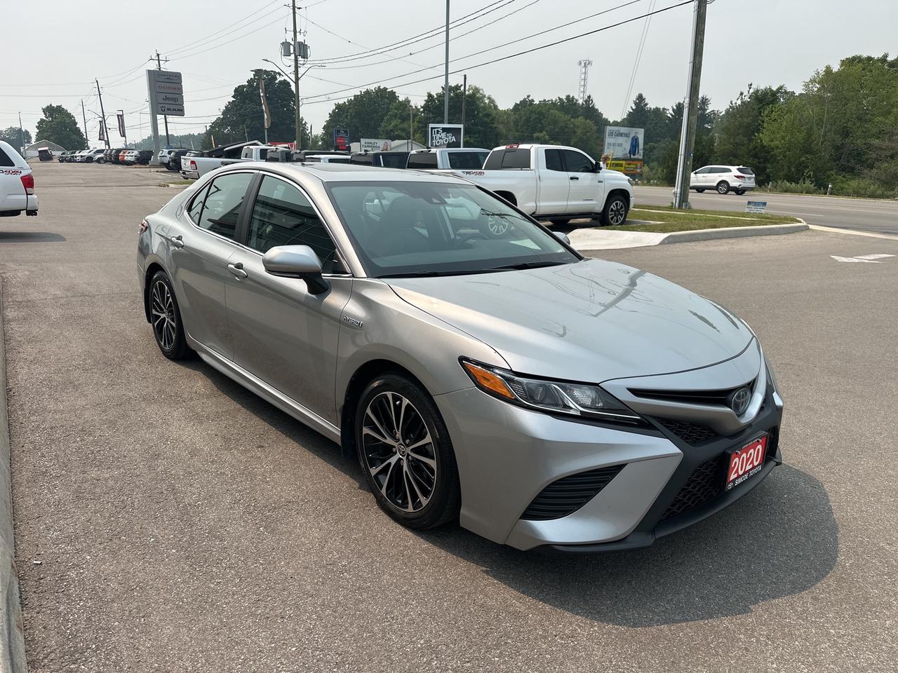 2020 Toyota Camry HYBRID SE Photo
