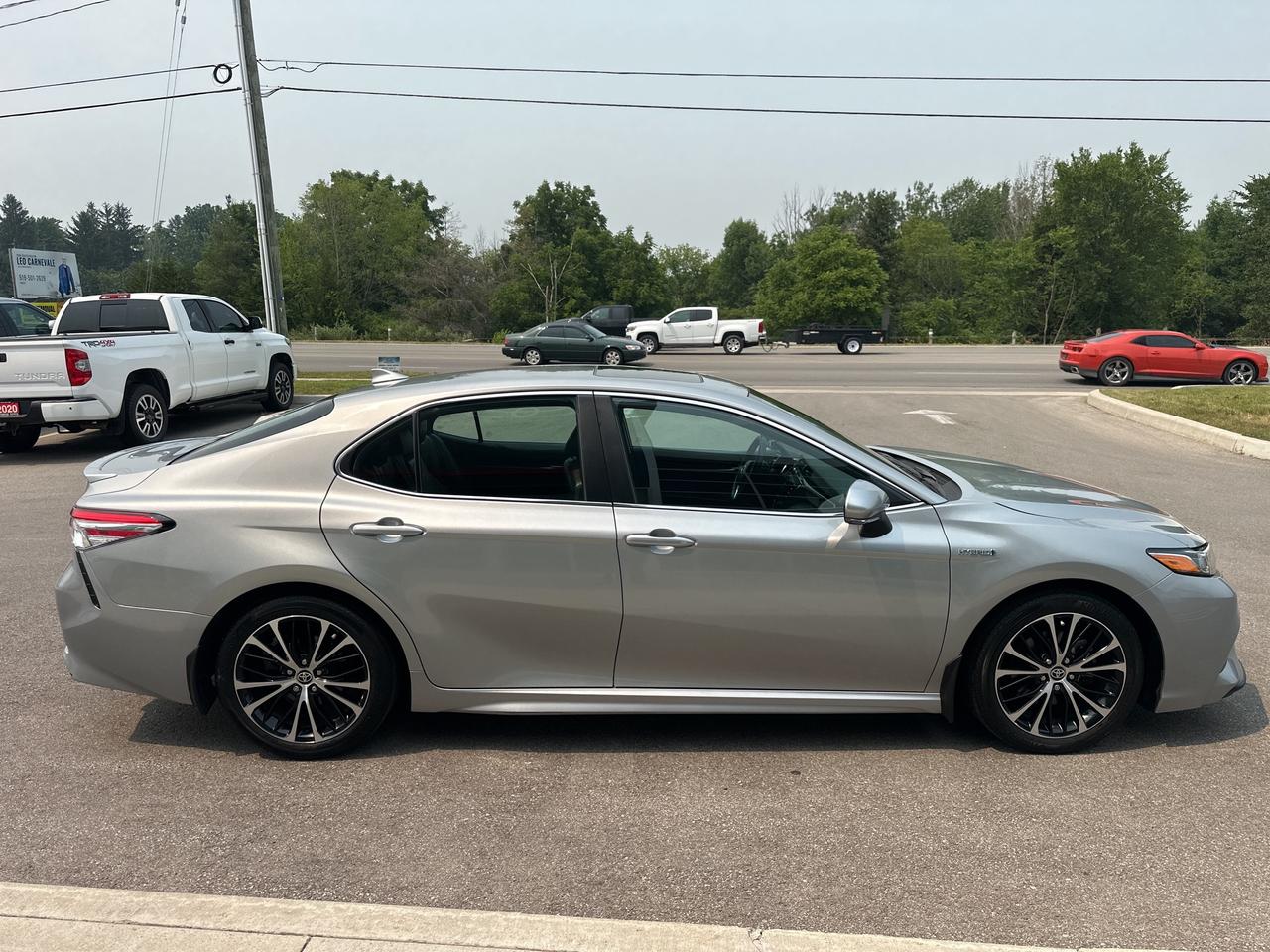 2020 Toyota Camry HYBRID SE Photo