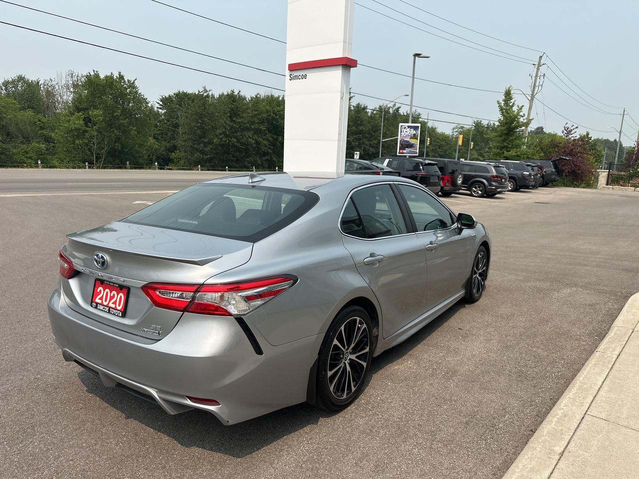 2020 Toyota Camry HYBRID SE Photo4