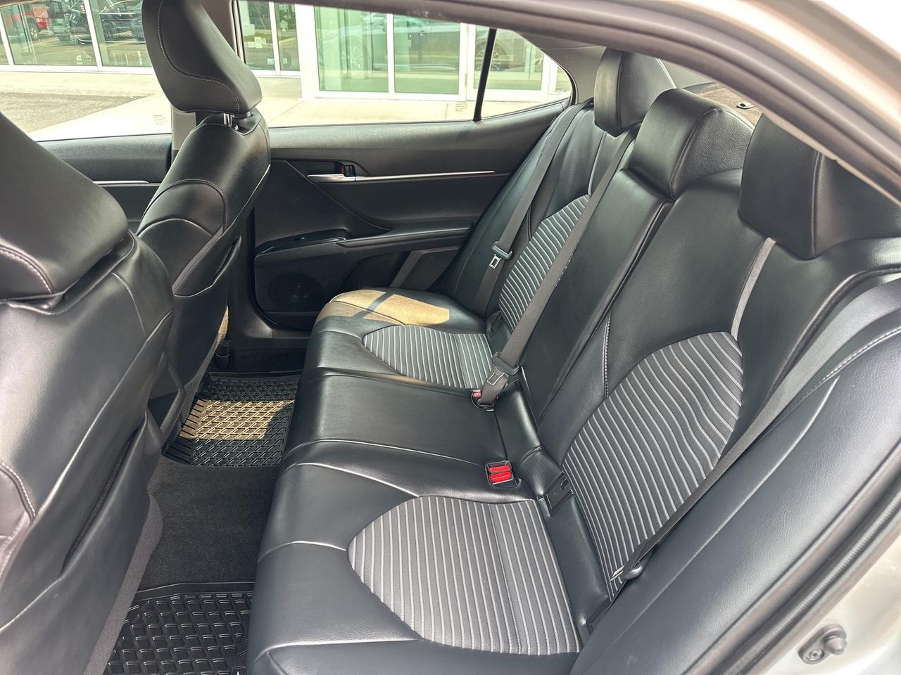 2020 Toyota Camry HYBRID SE Photo
