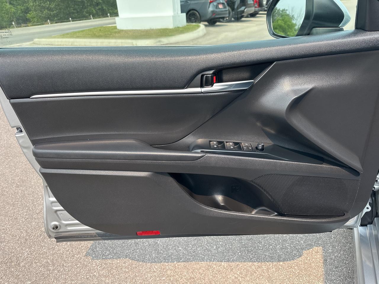 2020 Toyota Camry HYBRID SE Photo