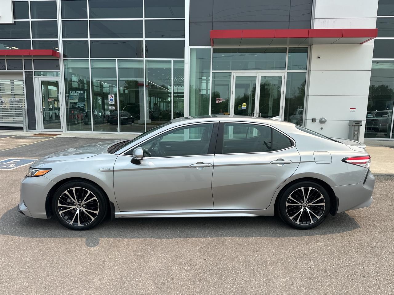 2020 Toyota Camry HYBRID SE Photo