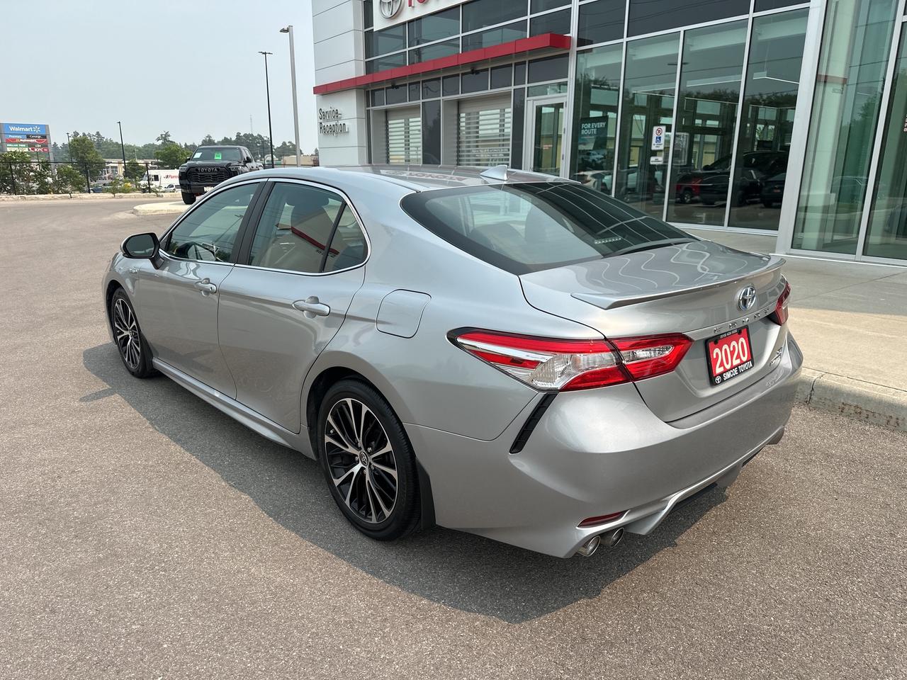 2020 Toyota Camry HYBRID SE Photo