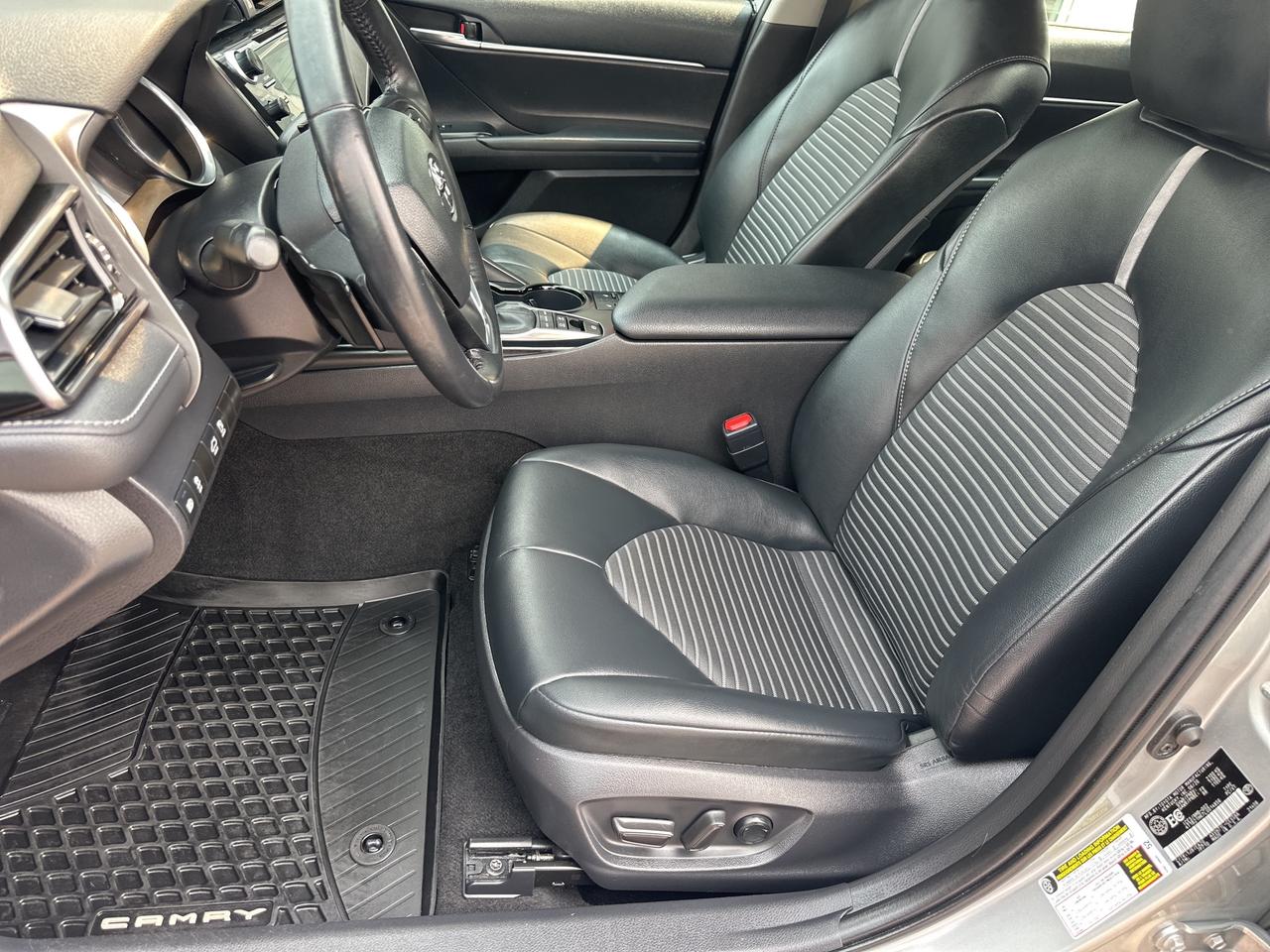 2020 Toyota Camry HYBRID SE Photo