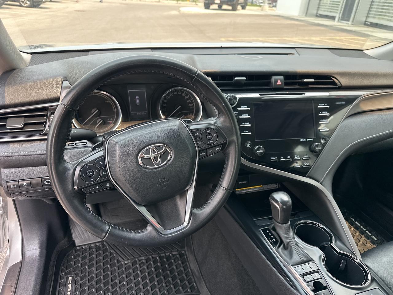 2020 Toyota Camry HYBRID SE Photo