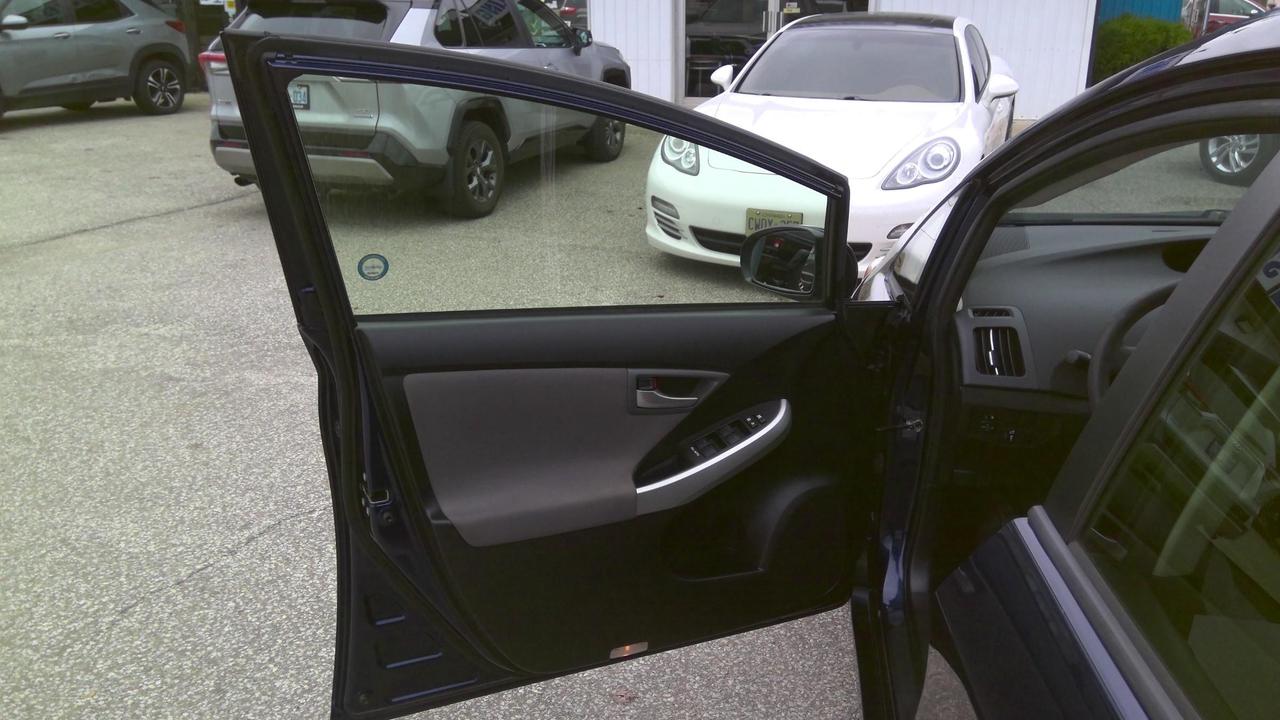 2013 Toyota Prius Base 5dr Hatchback Photo