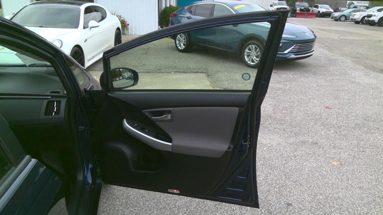 2013 Toyota Prius Base 5dr Hatchback Photo