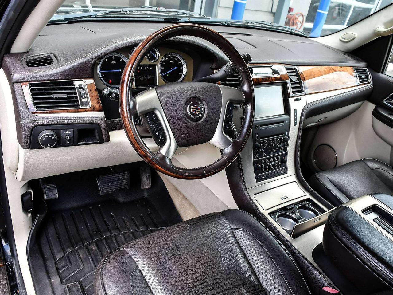 2010 Cadillac Escalade CLEAN CARFAX   27 SERVICE RECORDS   ASIS   SUNROOF Photo