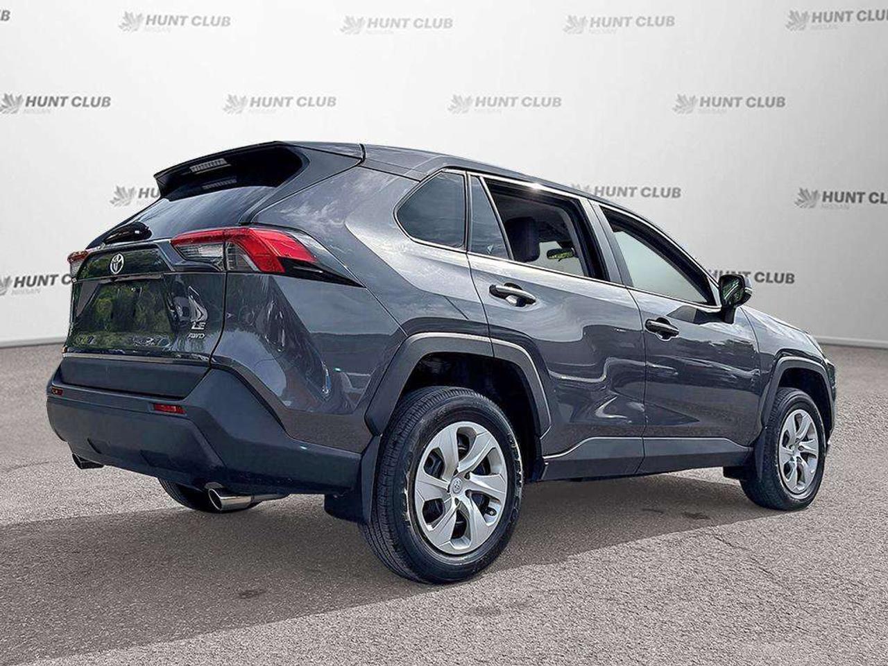 2022 Toyota RAV4 LE Photo
