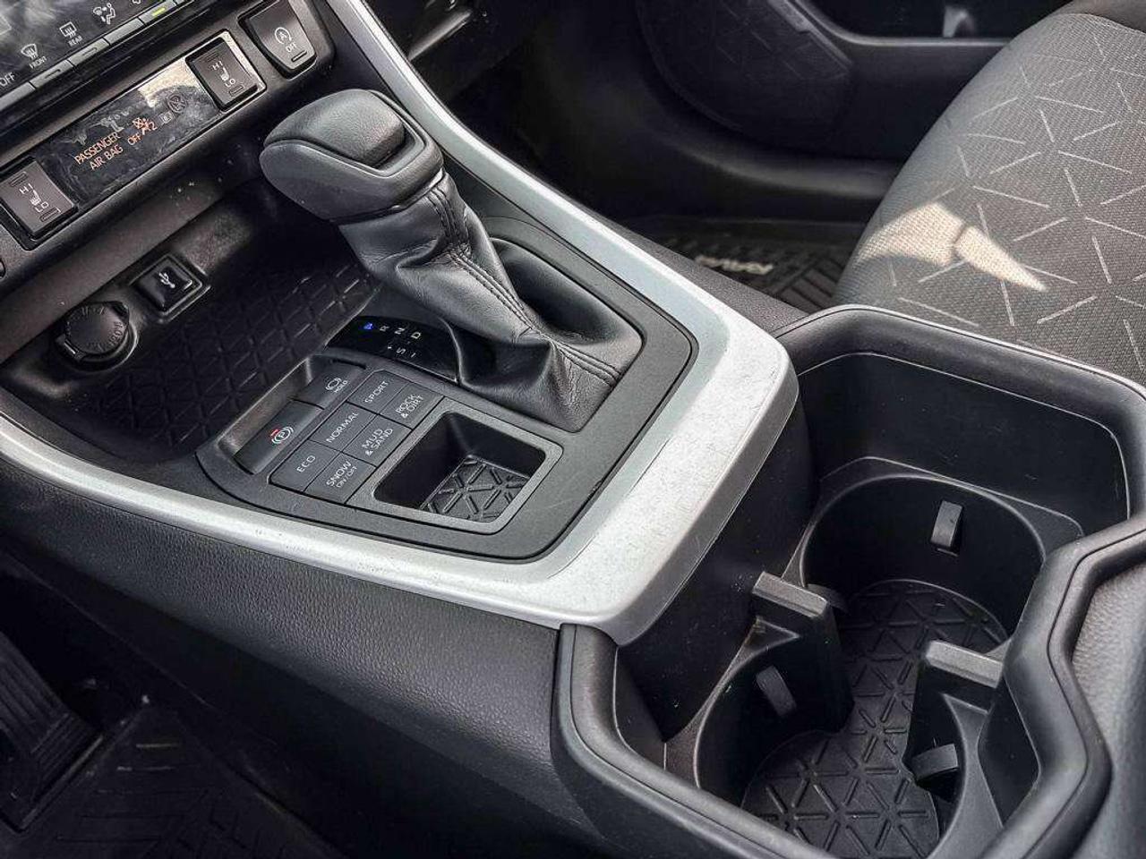 2022 Toyota RAV4 LE Photo