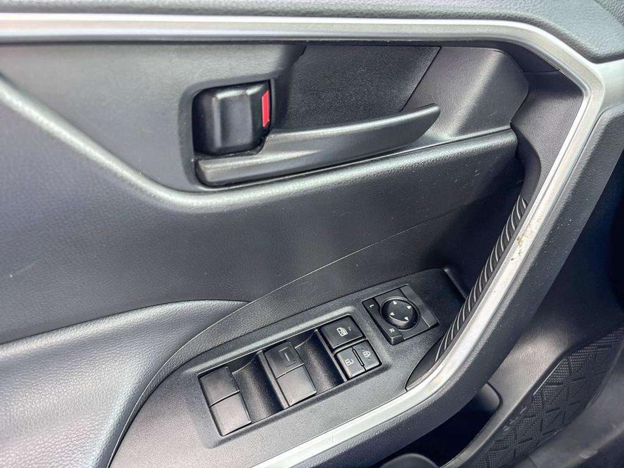 2022 Toyota RAV4 LE Photo