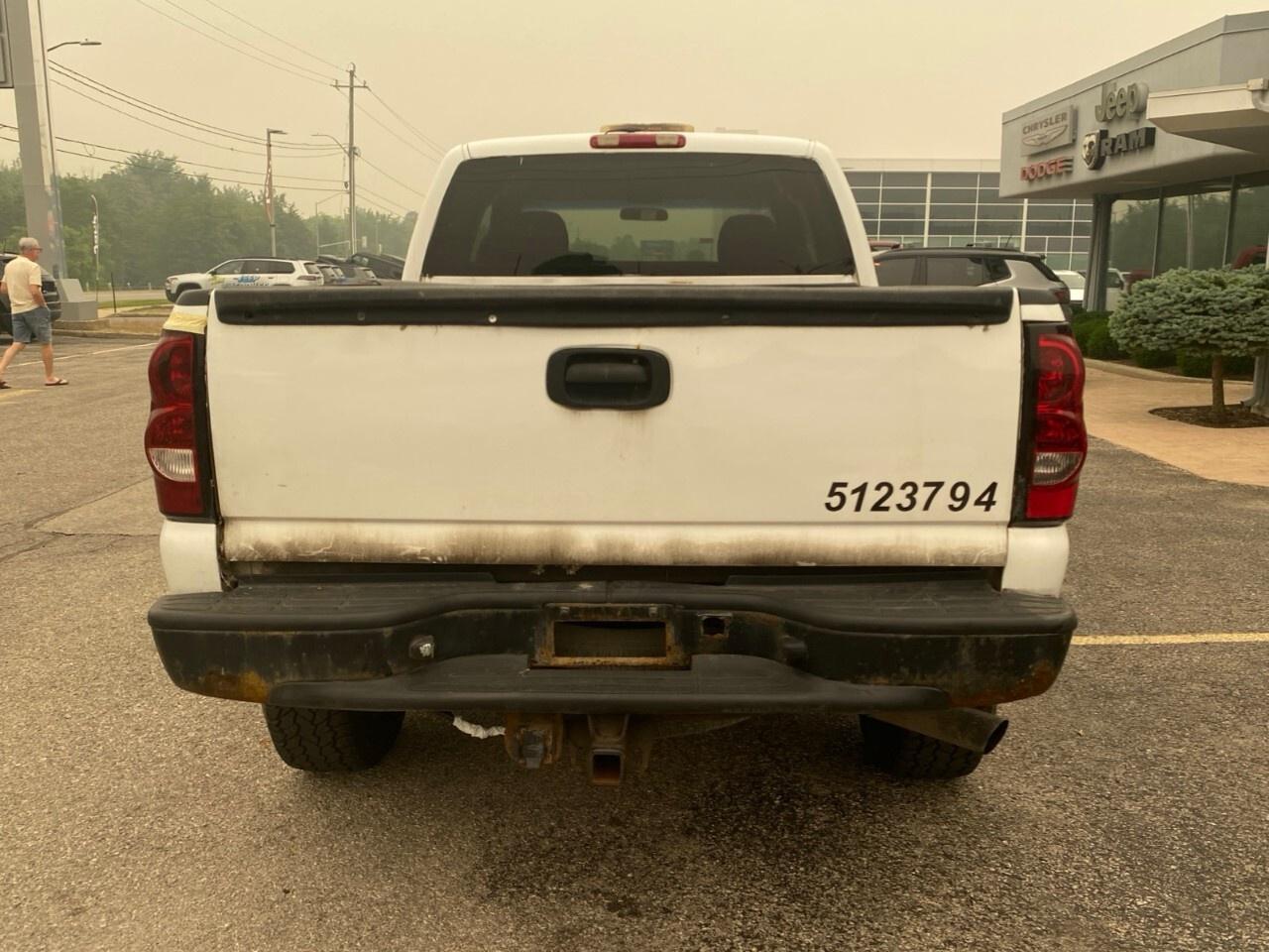 2006 Chevrolet SILVERADO 2500HD 2WD Extended Cab Standard Box Photo3