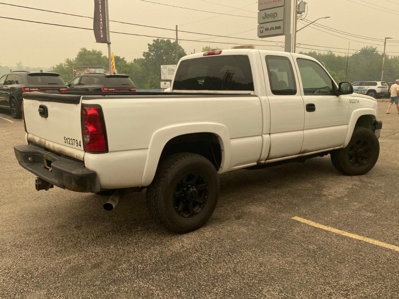 2006 Chevrolet SILVERADO 2500HD 2WD Extended Cab Standard Box Photo
