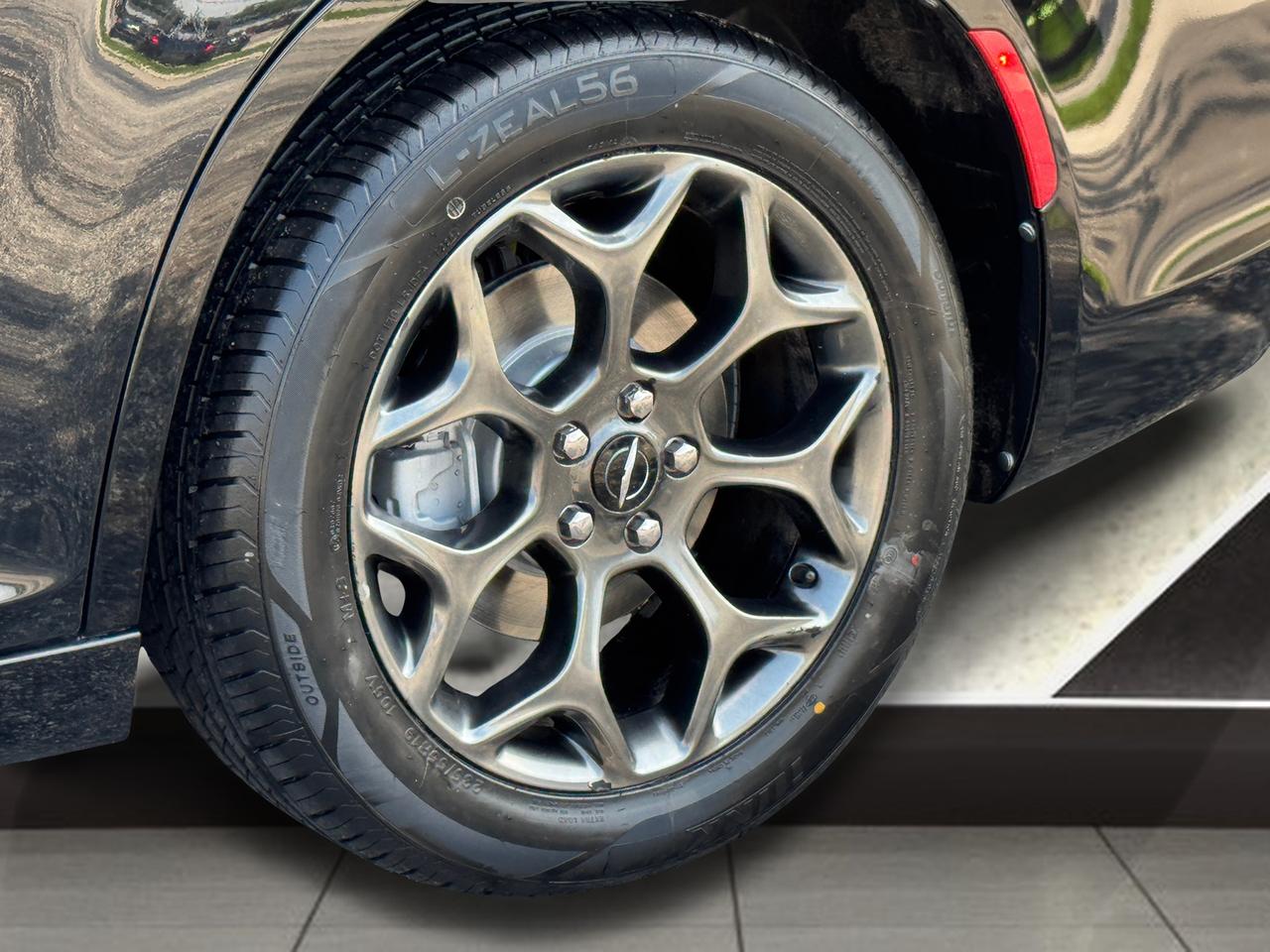2018 Chrysler 300 300S AWD+New Tires+Brakes+Leather Photo
