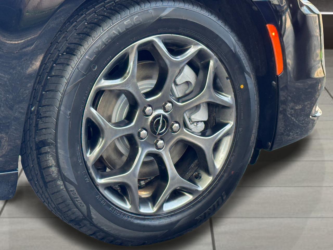 2018 Chrysler 300 300S AWD+New Tires+Brakes+Leather Photo