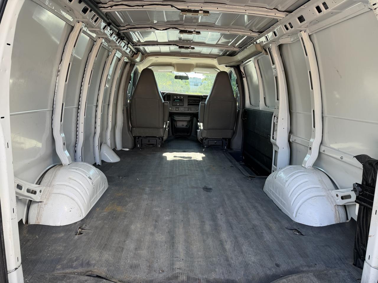 2023 Chevrolet Express Cargo Van ONLY 24,000KM!!! BLUETOOTH, KEYLESS ENTRY, CRUISE! Photo