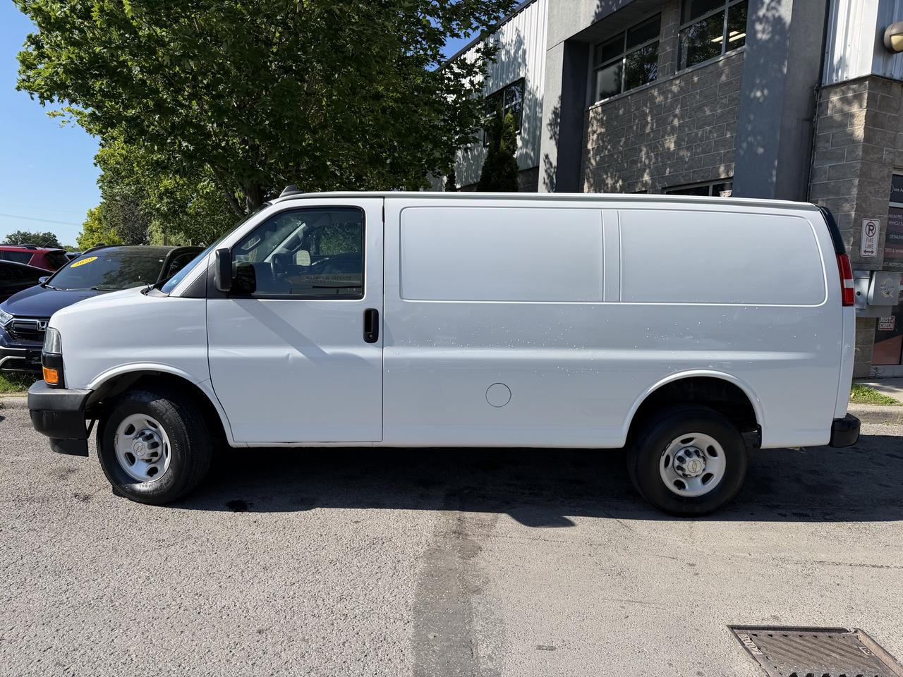 2023 Chevrolet Express Cargo Van ONLY 24,000KM!!! BLUETOOTH, KEYLESS ENTRY, CRUISE! Photo