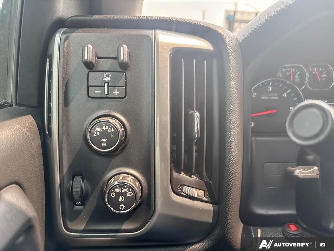 2017 Chevrolet Silverado 1500 LT / Z71 / NO ACCIDENTS / LEATHER / NAV / 4X4 Photo