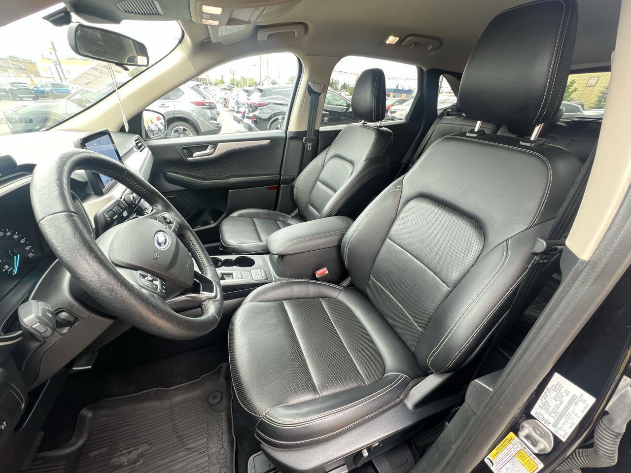 2020 Ford Escape SEL AWD, HEATED LEATHER SEATS, HEATED STEERING WHEEL, NAV, REVERSE CAM, POWER LIFTGATE!! Photo