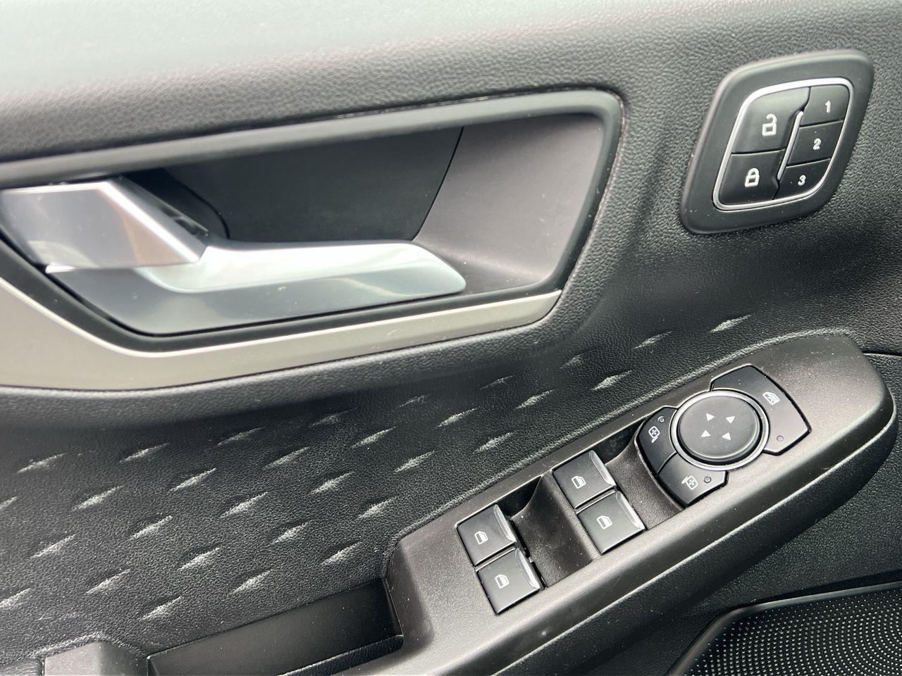 2020 Ford Escape SEL AWD, HEATED LEATHER SEATS, HEATED STEERING WHEEL, NAV, REVERSE CAM, POWER LIFTGATE!! Photo
