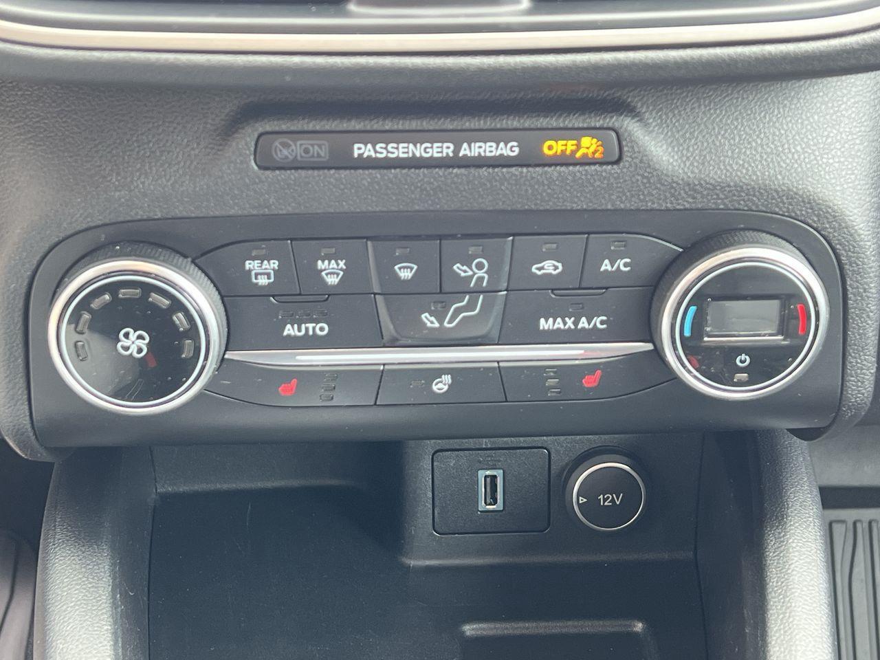 2020 Ford Escape SEL AWD, HEATED LEATHER SEATS, HEATED STEERING WHEEL, NAV, REVERSE CAM, POWER LIFTGATE!! Photo
