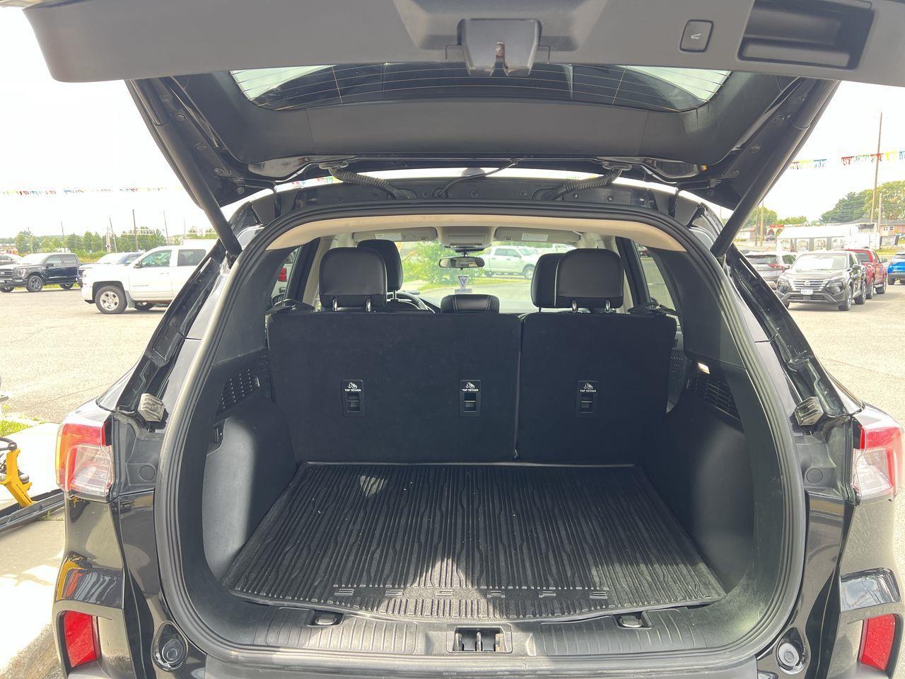 2020 Ford Escape SEL AWD, HEATED LEATHER SEATS, HEATED STEERING WHEEL, NAV, REVERSE CAM, POWER LIFTGATE!! Photo