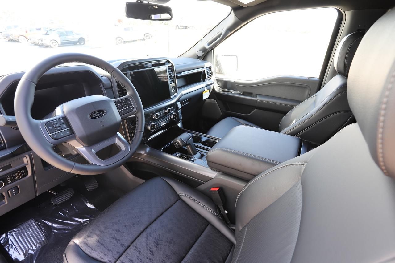 2026 Ford F-150 Lariat 4WD SuperCrew 5.5' Box Photo5