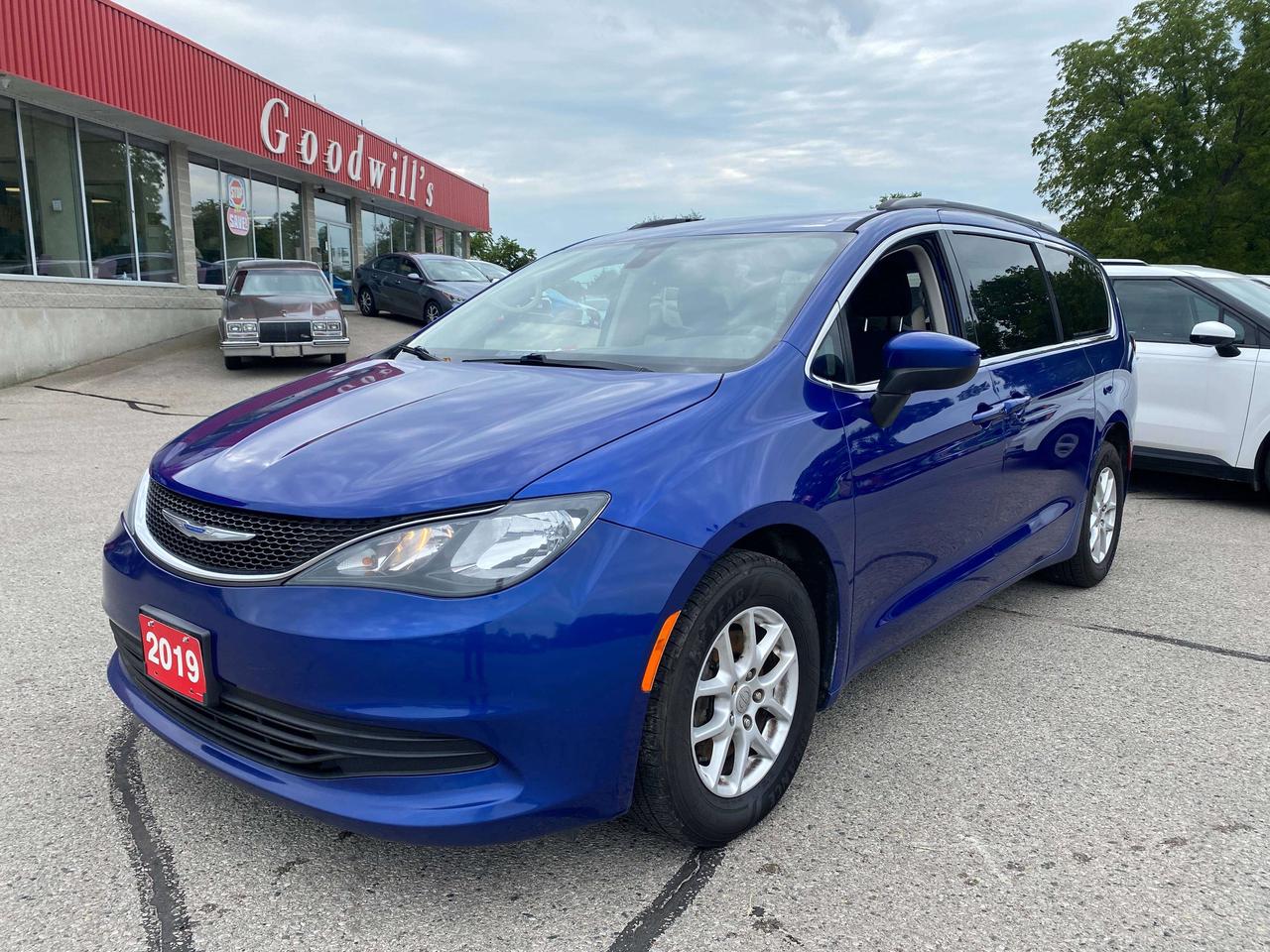 2019 Chrysler Pacifica LX, CLEAN CARFAX, REMOTE START, BACK UP CAM! Photo
