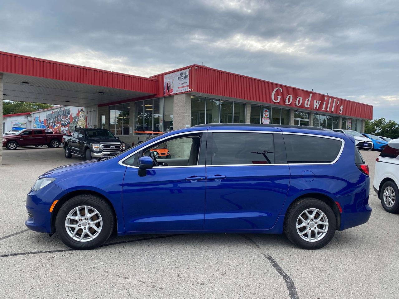 2019 Chrysler Pacifica LX, CLEAN CARFAX, REMOTE START, BACK UP CAM! Photo