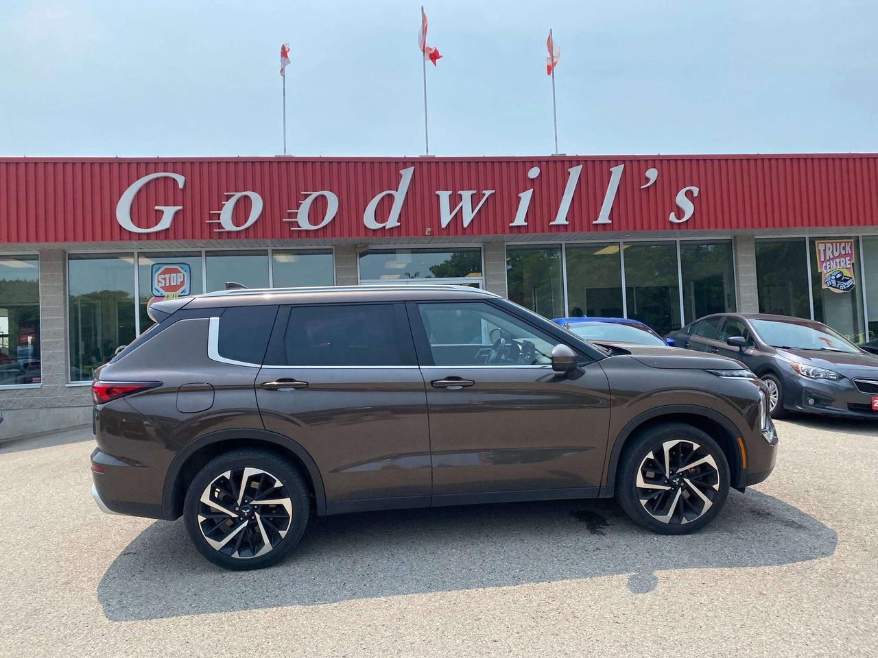 2024 Mitsubishi Outlander SE, CLEAN CARFAX, 7 PASS, LOCAL TRADE, LEATHER!
