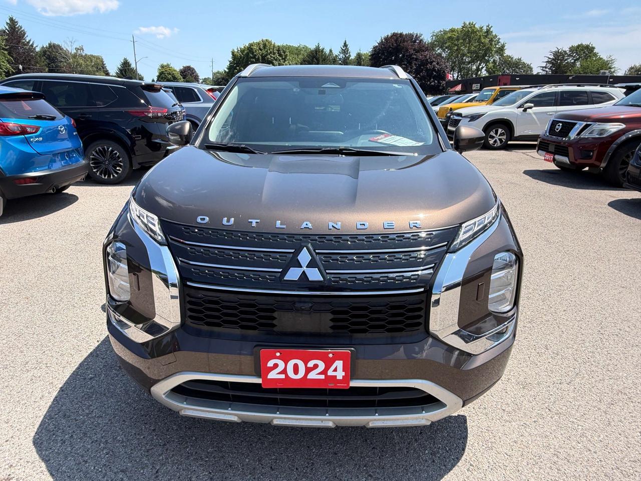 2024 Mitsubishi Outlander SE, CLEAN CARFAX, 7 PASS, LOCAL TRADE, LEATHER! Photo