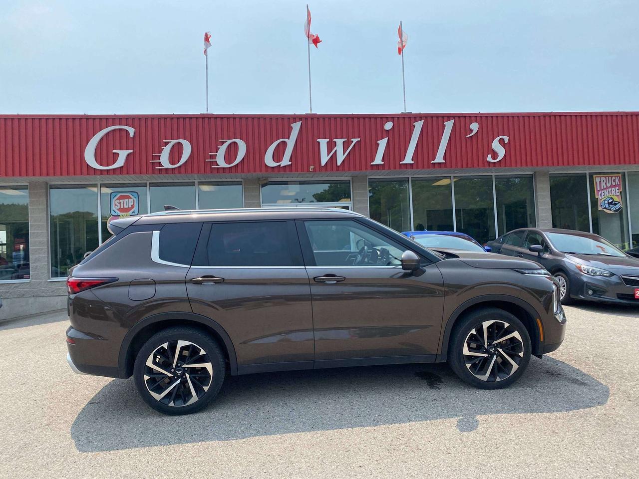 2024 Mitsubishi Outlander SE, CLEAN CARFAX, 7 PASS, LOCAL TRADE, LEATHER!