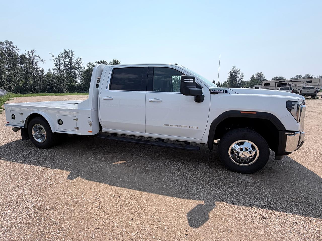 2024 GMC Sierra 3500 HD CC SLE Photo2