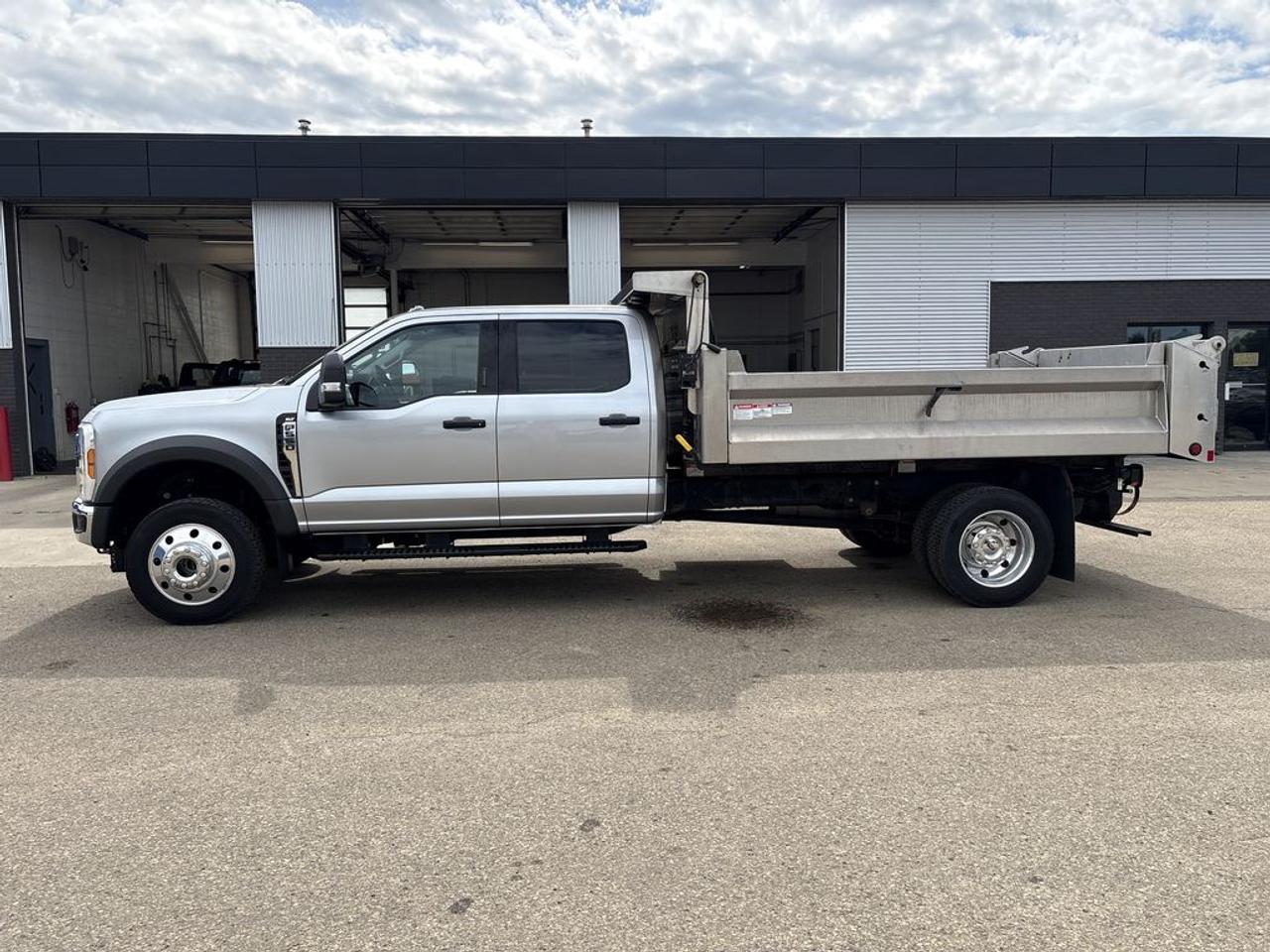 2024 Ford F-550 Super Duty DRW XLT Photo3