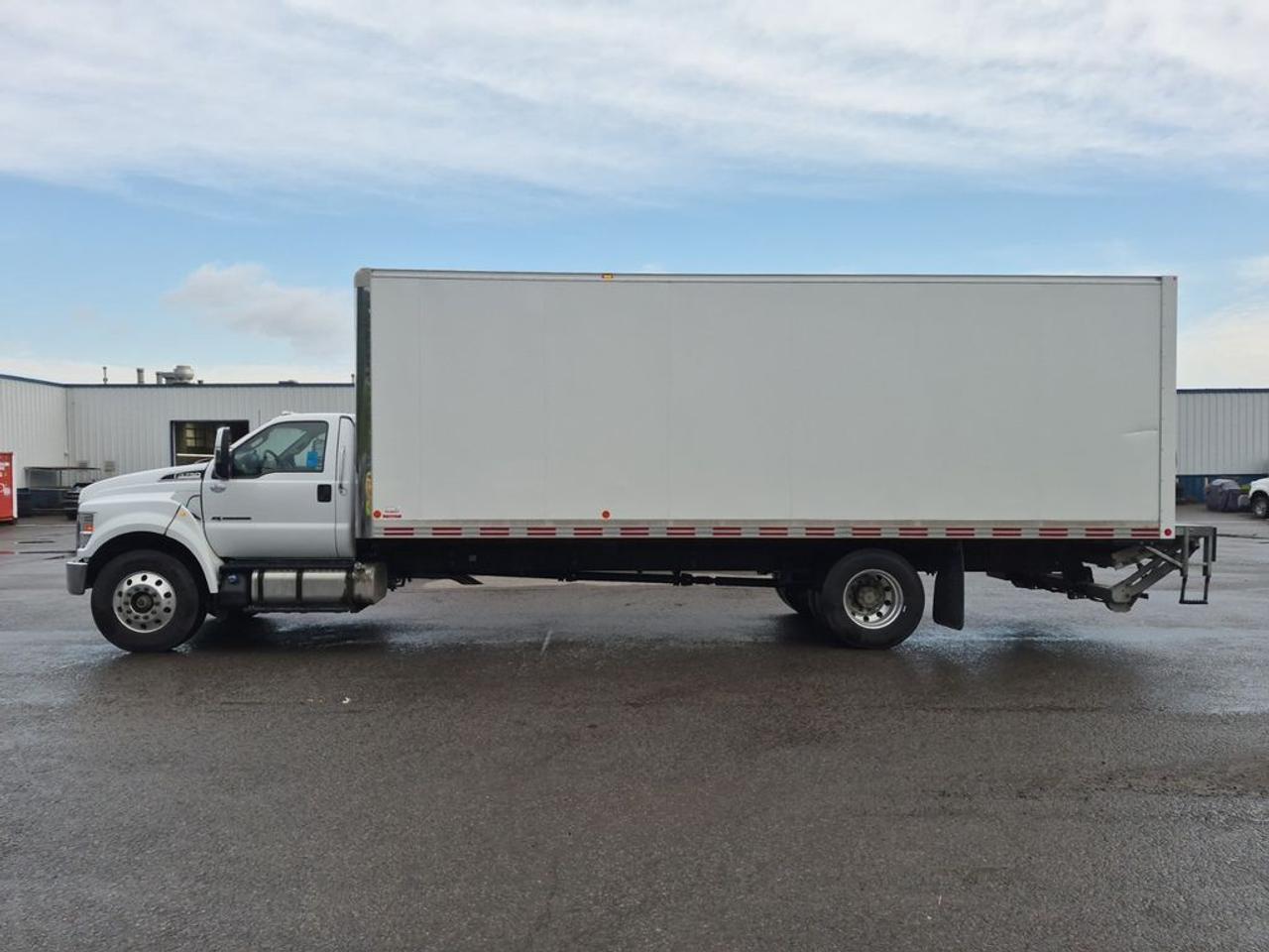 2024 Ford Super Duty F-750 Straight Frame BASE Photo1