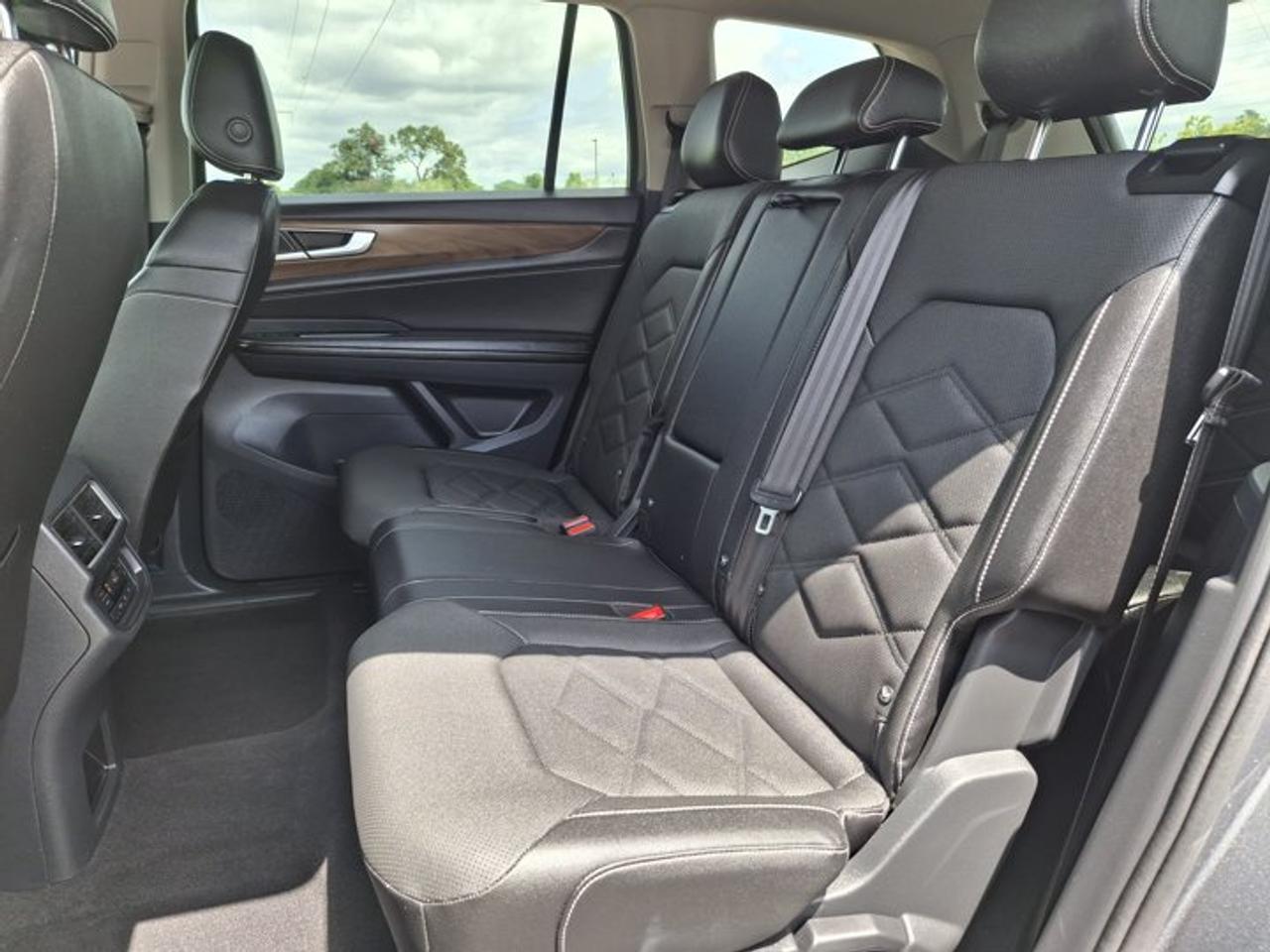 2025 Volkswagen Atlas Comfortline AWD | Leather | Cooled + Heated Seats | Heated Wheel | Adaptive Cruise | and More ! Photo