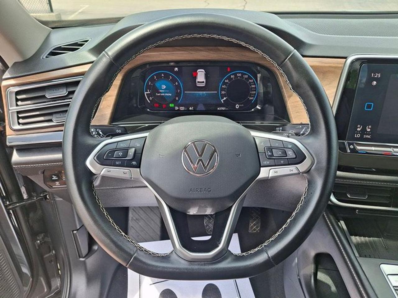 2025 Volkswagen Atlas Comfortline AWD | Leather | Cooled + Heated Seats | Heated Wheel | Adaptive Cruise | and More ! Photo